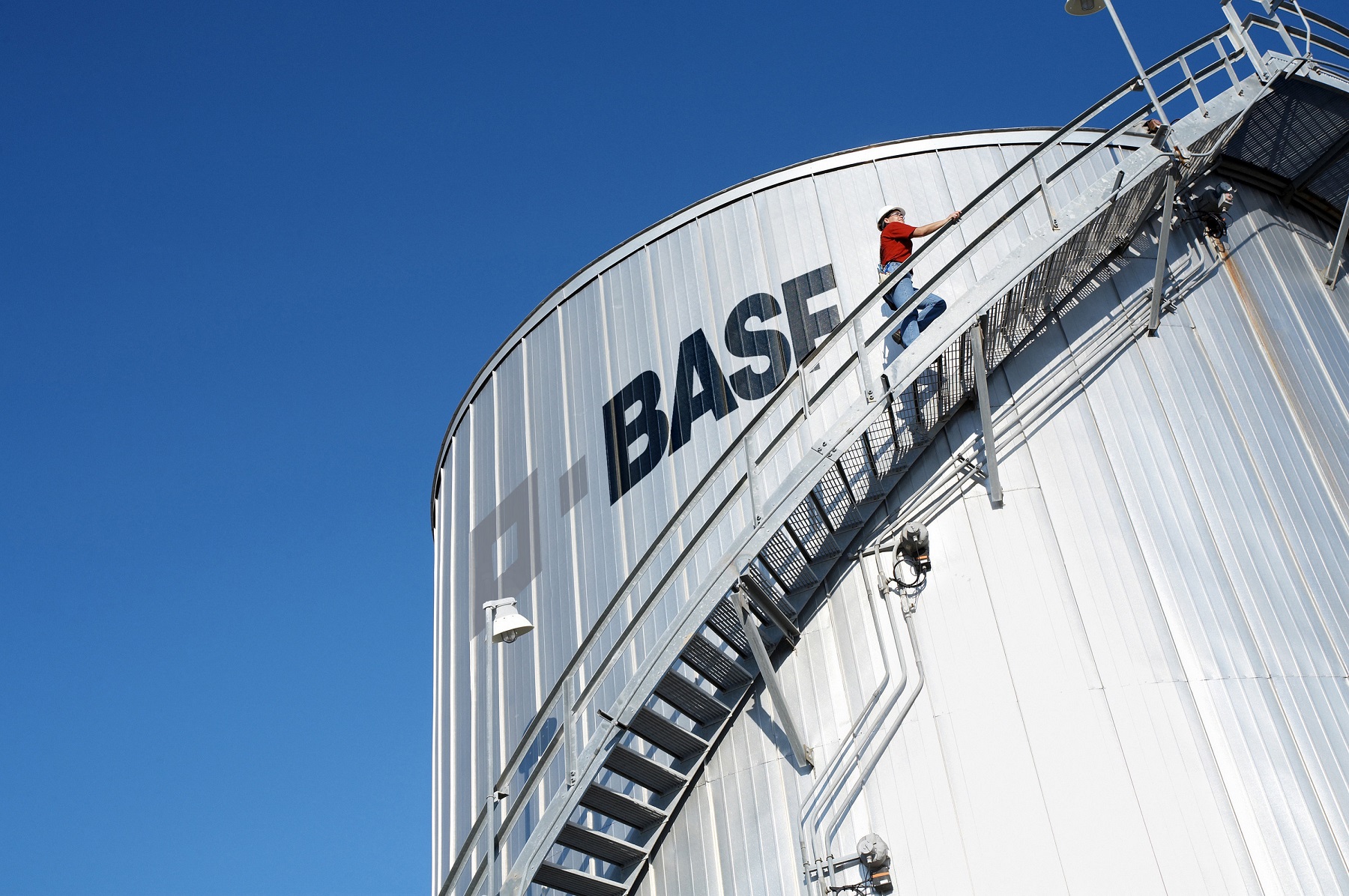 شرکت BASF، غول آلمانی صنایع شیمیایی، بلاک‌چین را در راهکارهای زنجیره‌ی تأمین می‌آزماید.